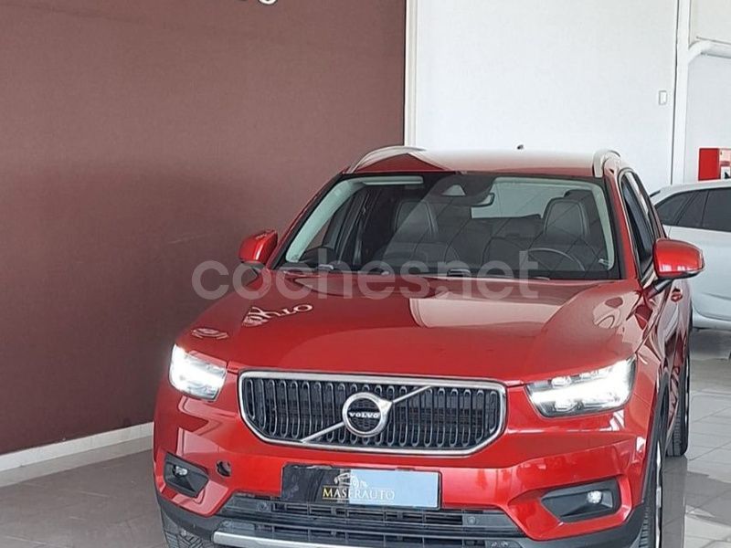 Rojo Usado 2019 Volvo XC40 Momentum SUV | 24.800 € (Caro) - Imagen 1/4