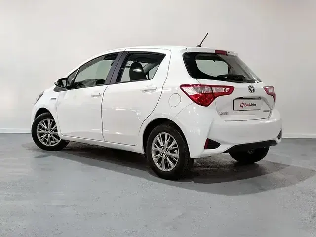 Usado Toyota Yaris Hybrid Active 100 CV (73 kW) 2020 Blanco Berlina