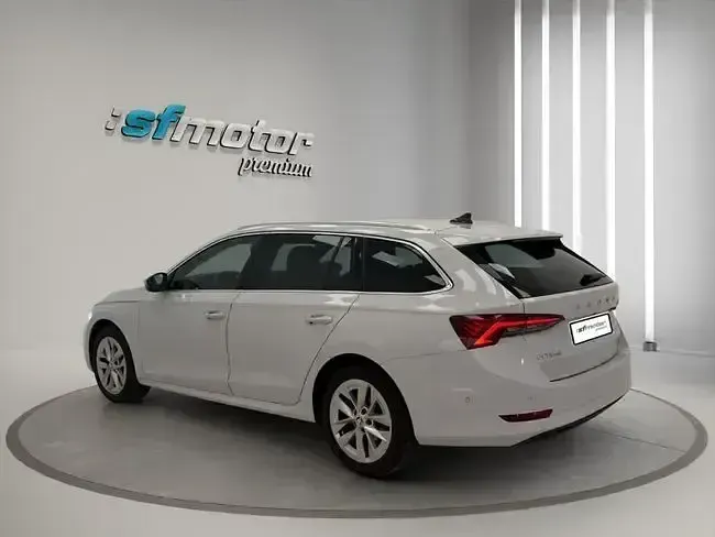 Usado Skoda Octavia Style 149 CV (109 kW) 2021 Blanco Familiar