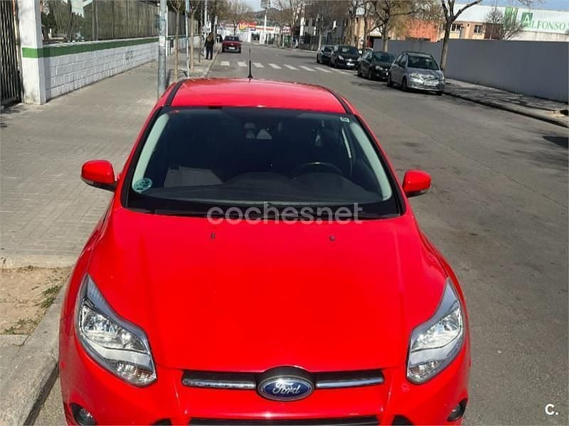 Usado Ford Focus Trend 125 CV (91 kW) 2013 Rojo Berlina