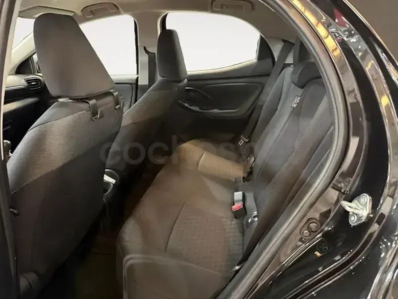 Usado Toyota Yaris 125 CV (91 kW) 2022 Negro Utilitario