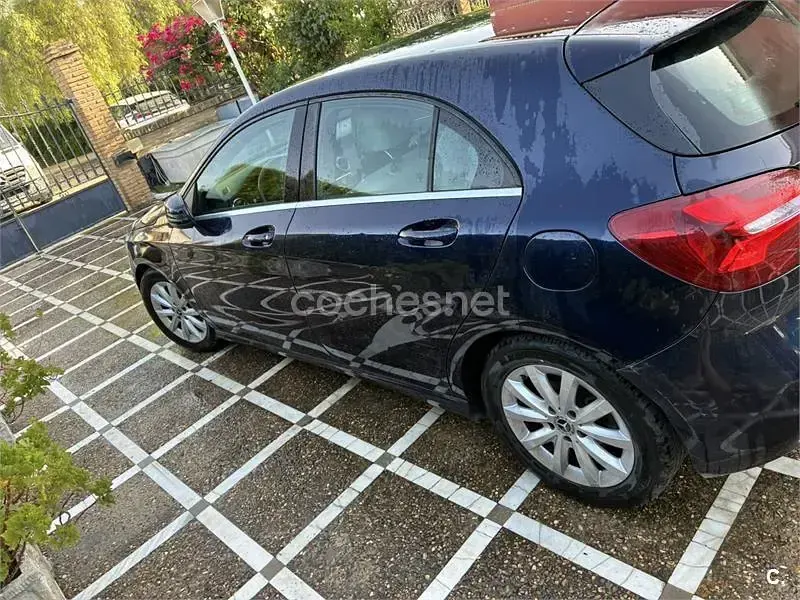Usado Mercedes A180 109 CV (80 kW) 2018 Azul Berlina