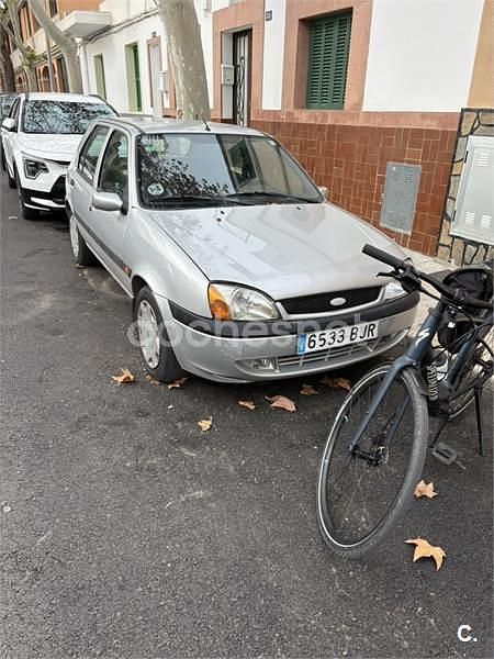 Gris / plata Usado 2001 Ford Fiesta Trend Berlina | 700 € - Imagen 1/2