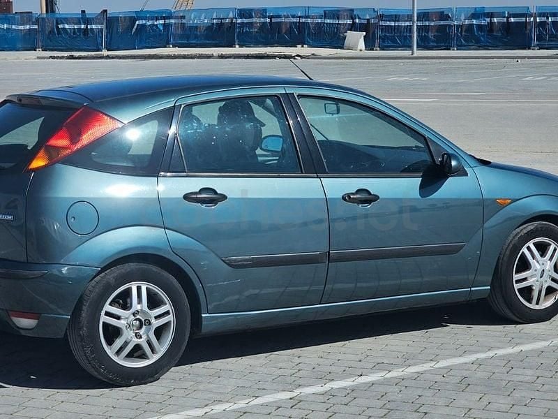 Begagnad Ford Focus Trend 100 HK (73 kW) 2003 Grön Sedan