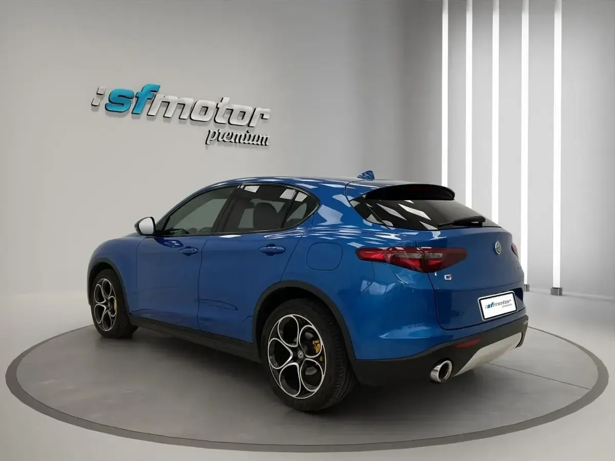 Usado Alfa Romeo Stelvio Executive 209 CV (153 kW) 2019 Azul metalizado SUV