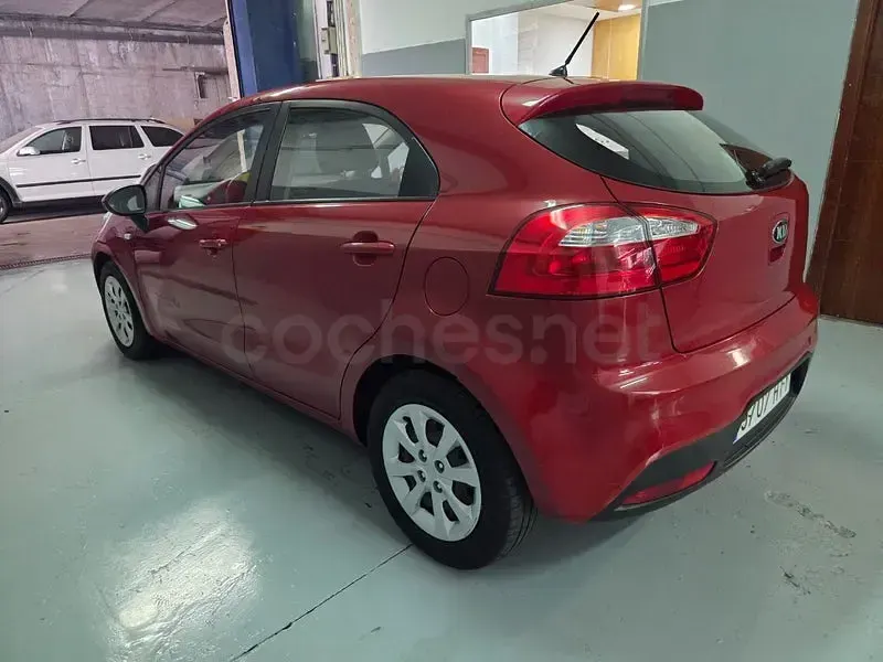 Usado Kia Rio 85 CV (62 kW) 2013 Rojo Berlina