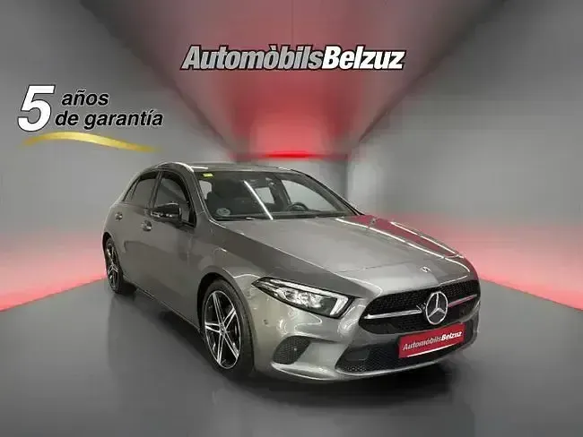 Usado Mercedes A180 116 CV (85 kW) 2018 Gris Utilitario
