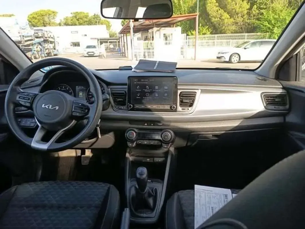Usado Kia Rio 101 CV (74 kW) 2022 Blanco Berlina