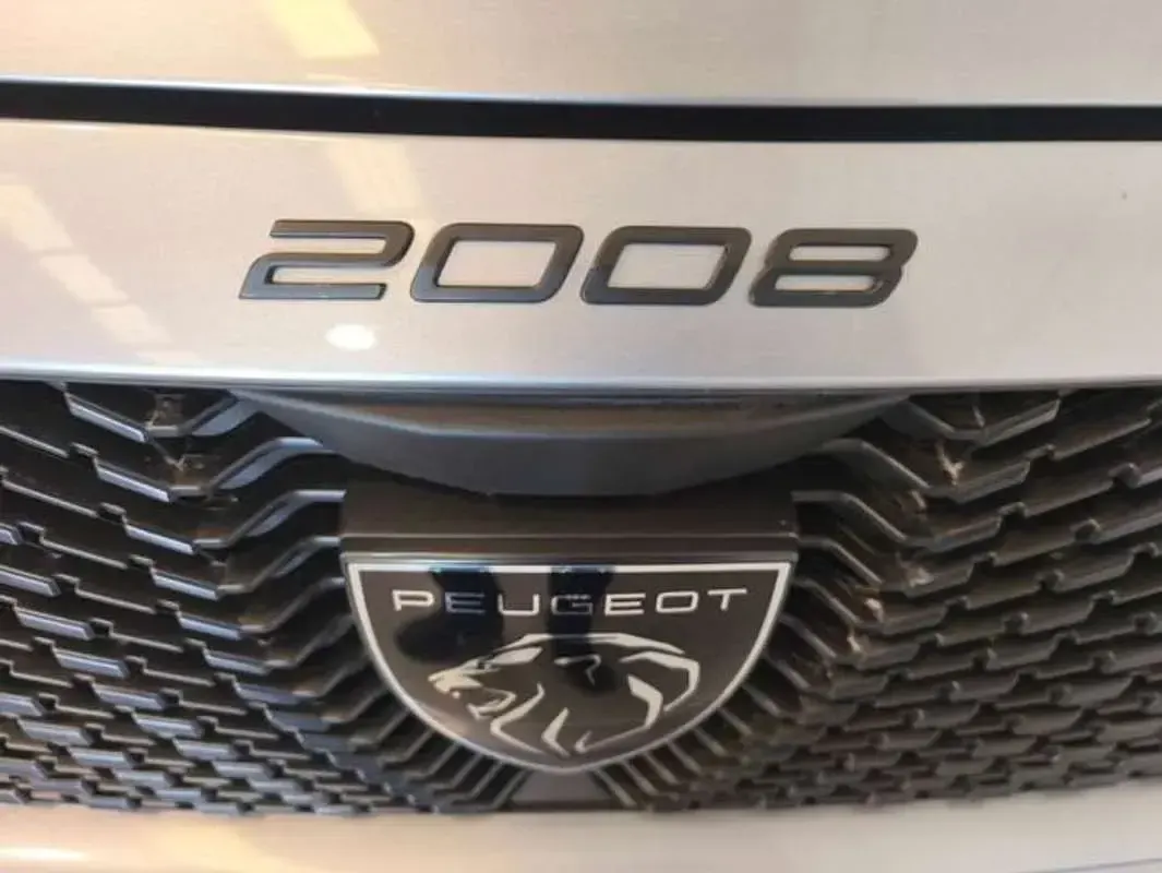 Usado Peugeot 2008 Active 102 CV (75 kW) 2023 Gris SUV