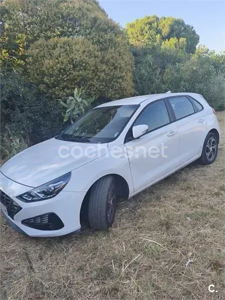 Usado Hyundai i30 120 CV (88 kW) 2021 Blanco Berlina