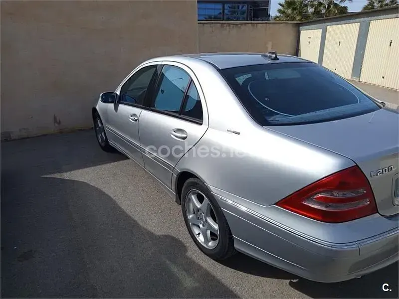 Usado Mercedes C180 143 CV (105 kW) 2002 Gris / plata Berlina