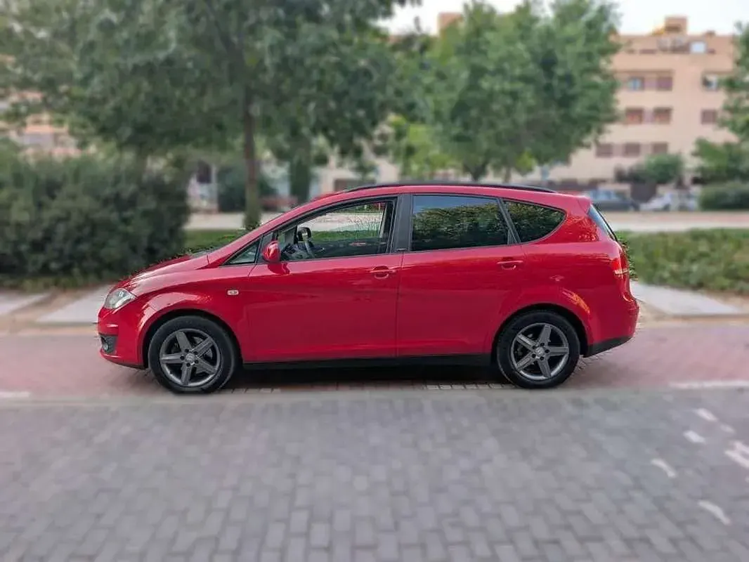 Usado Seat Altea I-Tech 105 CV (77 kW) 2015 Rojo Monovolumen