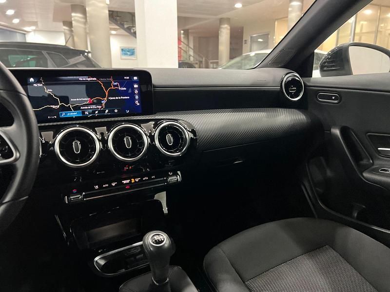Usado Mercedes CLA200 136 CV (100 kW) 2020 Negro Familiar