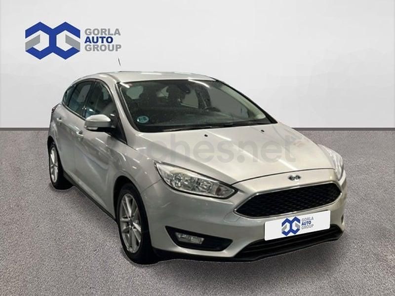 Usado Ford Focus Trend 125 CV (91 kW) 2017 Gris / plata Berlina
