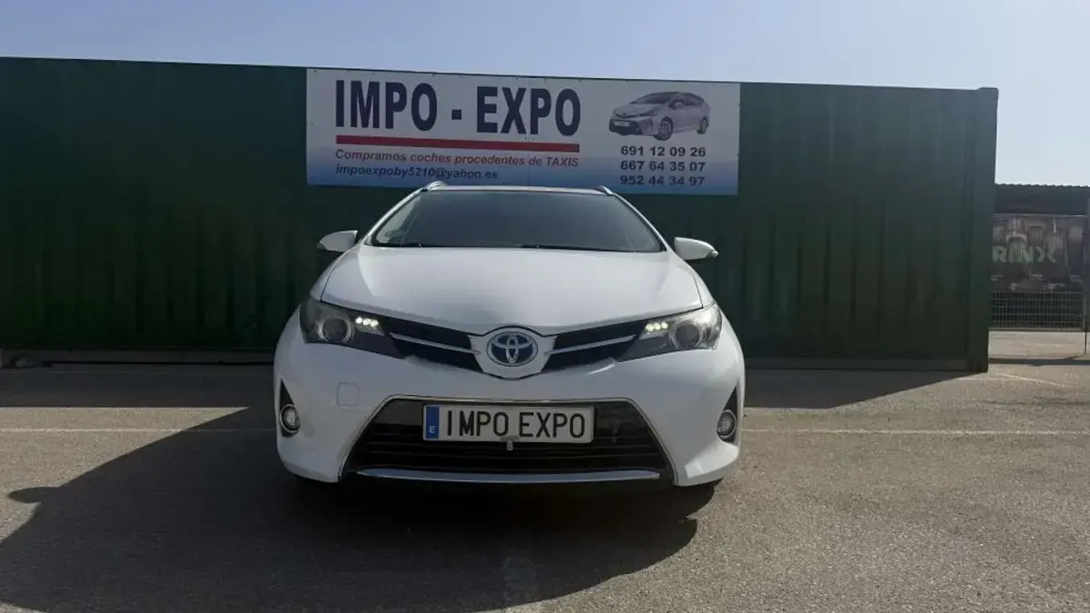 Usado Toyota Auris Touring Sports Active 136 CV (100 kW) 2015 Blanco Familiar