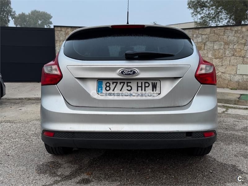 Usado Ford Focus Trend 95 CV (69 kW) 2013 Gris / plata Berlina