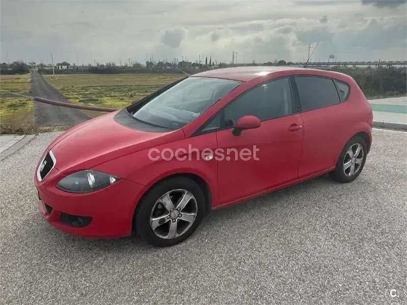 Usado Seat Leon Ecomotive 105 CV (77 kW) 2009 Rojo Utilitario