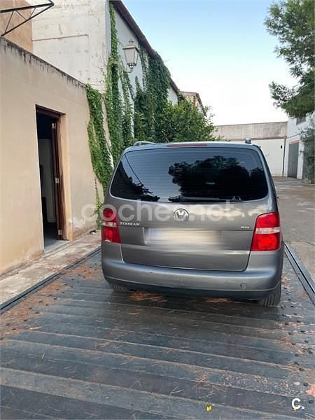 Usado VW Touran Trendline 100 CV (73 kW) 2004 Gris / plata Monovolumen