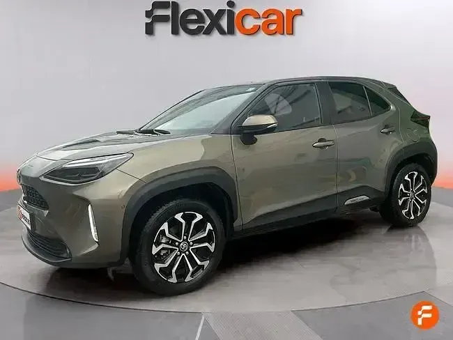 Usado Toyota Yaris Hybrid Connect Style 116 CV (85 kW) 2022 Beige