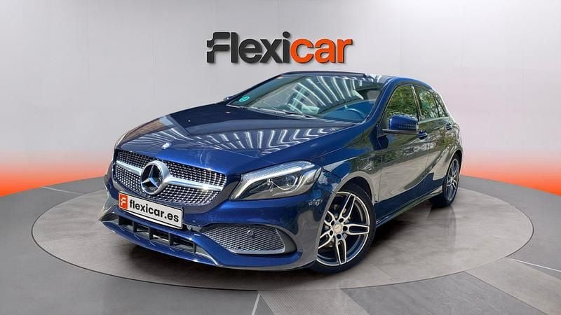 Usado Mercedes A180 AMG line 109 CV (80 kW) 2017 Azul Berlina