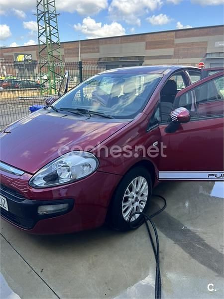 Usado Fiat Punto Evo Dynamic 95 CV (69 kW) 2011 Granate Utilitario