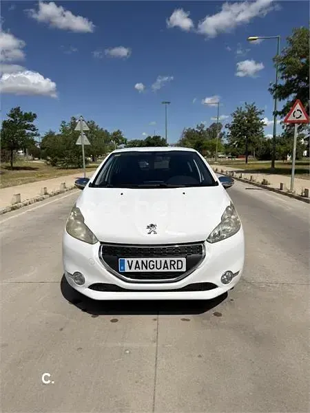Usado Peugeot 208 Access 82 CV (60 kW) 2015 Blanco Utilitario