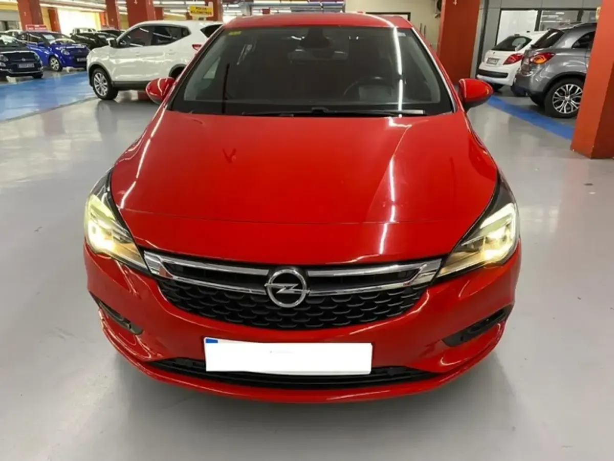 Usado Opel Astra Selective 105 CV (77 kW) 2018 Rojo Utilitario