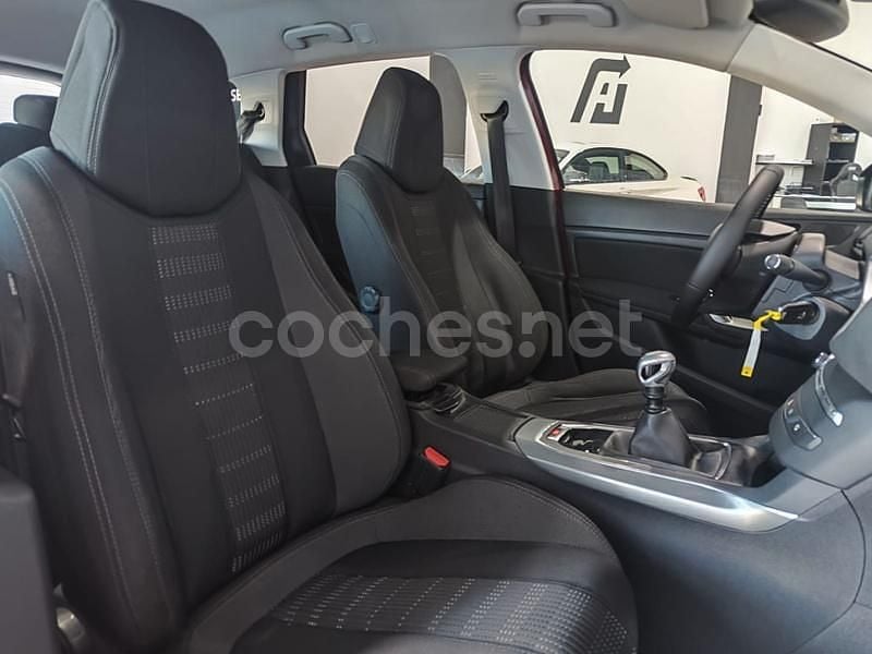 Usado Peugeot 308 SW Allure 120 CV (88 kW) 2015 Granate Familiar