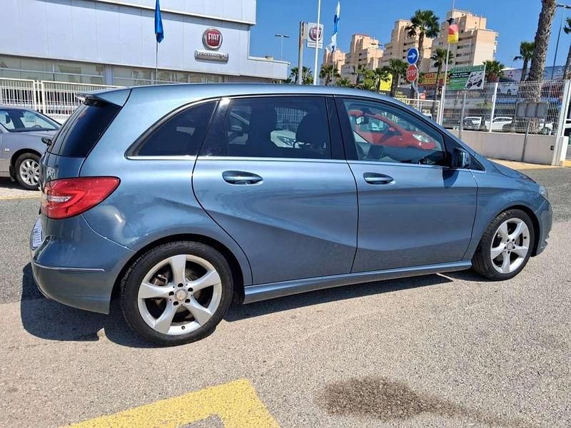 Usado Mercedes B180 109 CV (80 kW) 2013 Azul Monovolumen