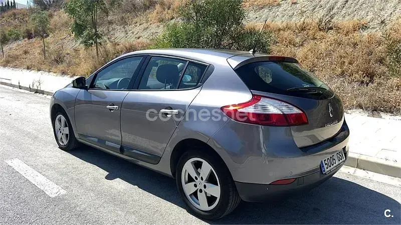 Usado Renault Mégane III Dynamique 140 CV (102 kW) 2010 Gris / plata Berlina