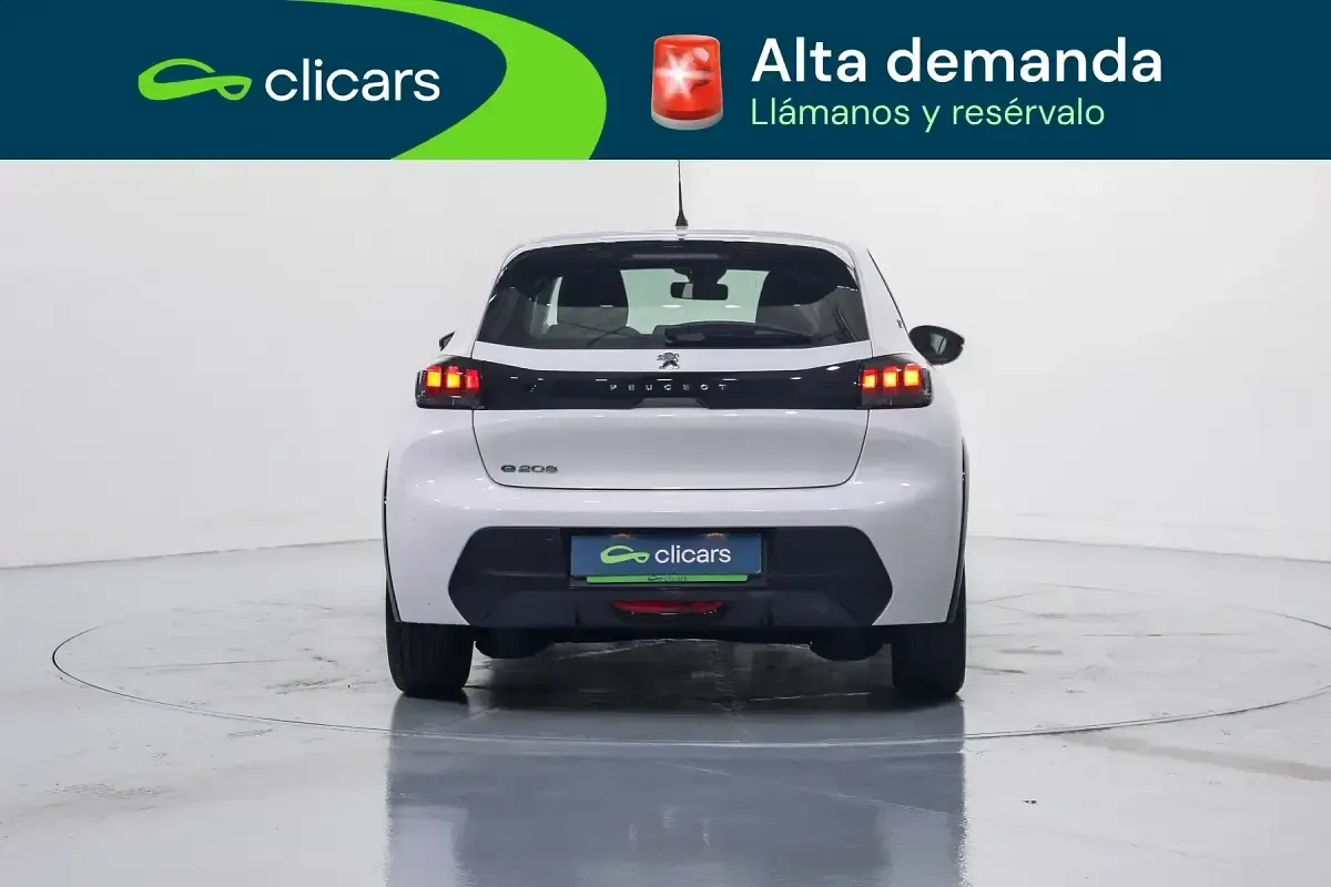 Usado Peugeot e-208 Active 100 kW (136 CV) 2024 Blanco Utilitario