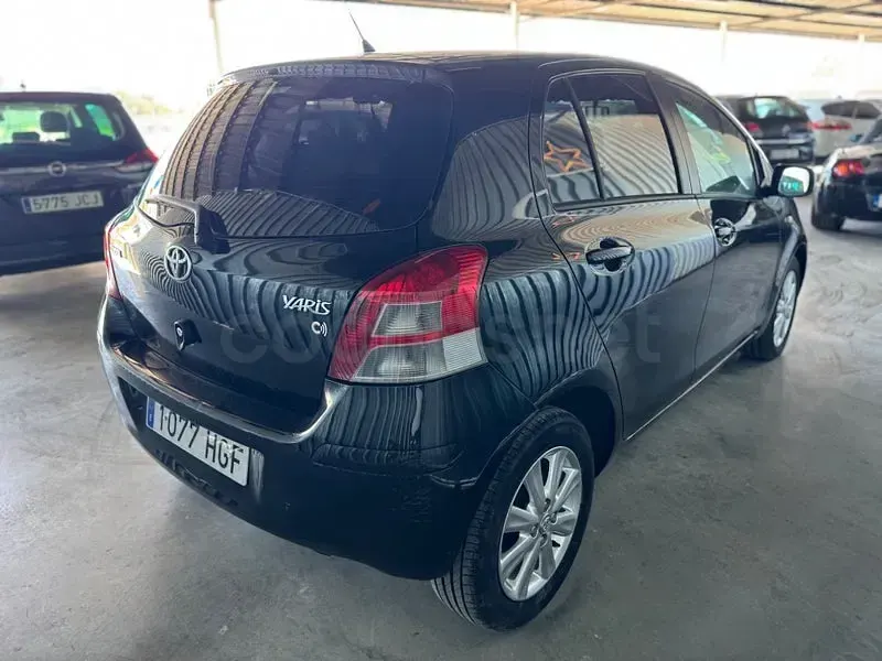 Usado Toyota Yaris Live 90 CV (66 kW) 2012 Negro Utilitario