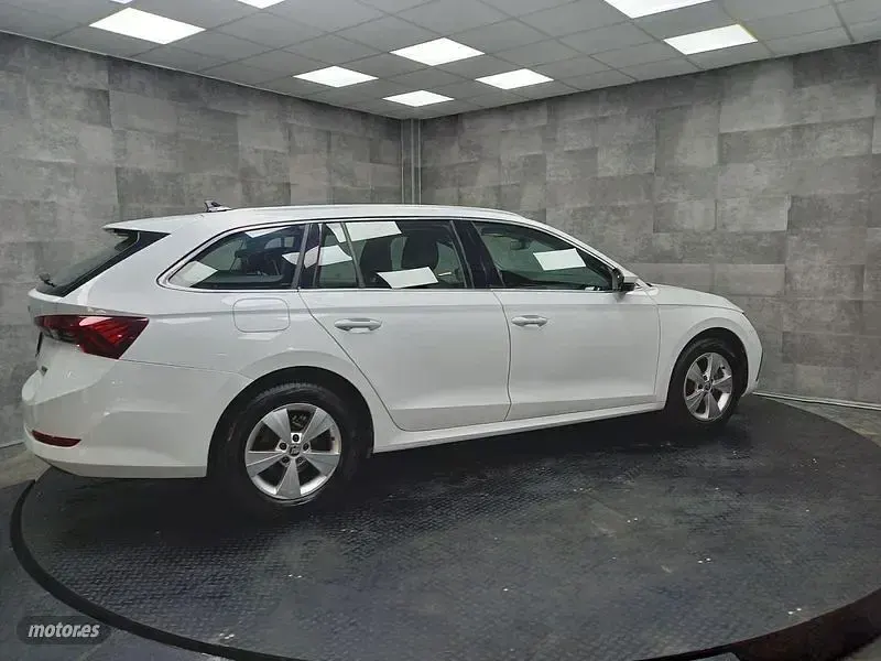 Usado Skoda Octavia 110 CV (80 kW) 2021 Blanco Familiar
