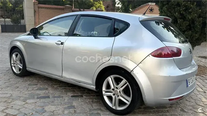 Usado Seat Leon Ecomotive 105 CV (77 kW) 2010 Gris / plata Utilitario