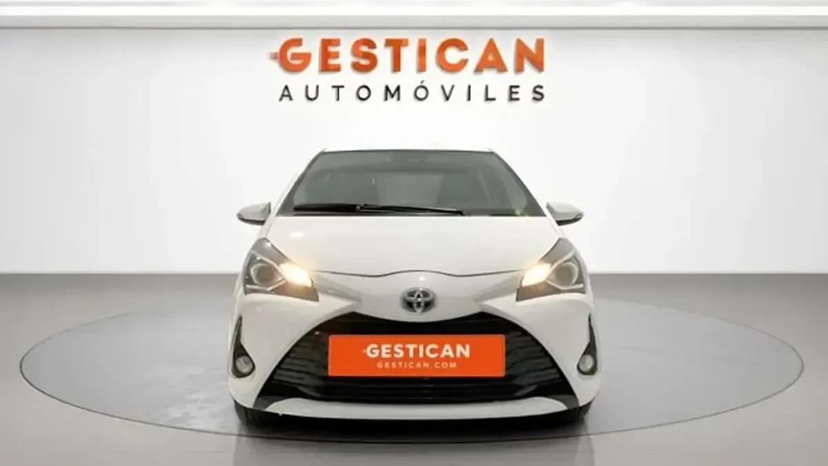 Usado Toyota Yaris Hybrid Active 99 CV (72 kW) 2018 Blanco Utilitario