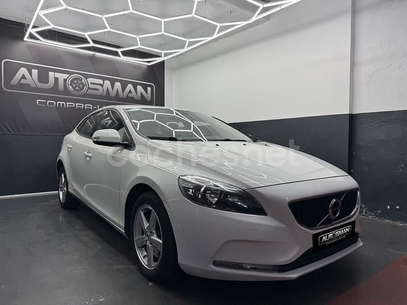 Usado Volvo V40 Kinetic 120 HP (88 kW) 2017 Branco Sedan