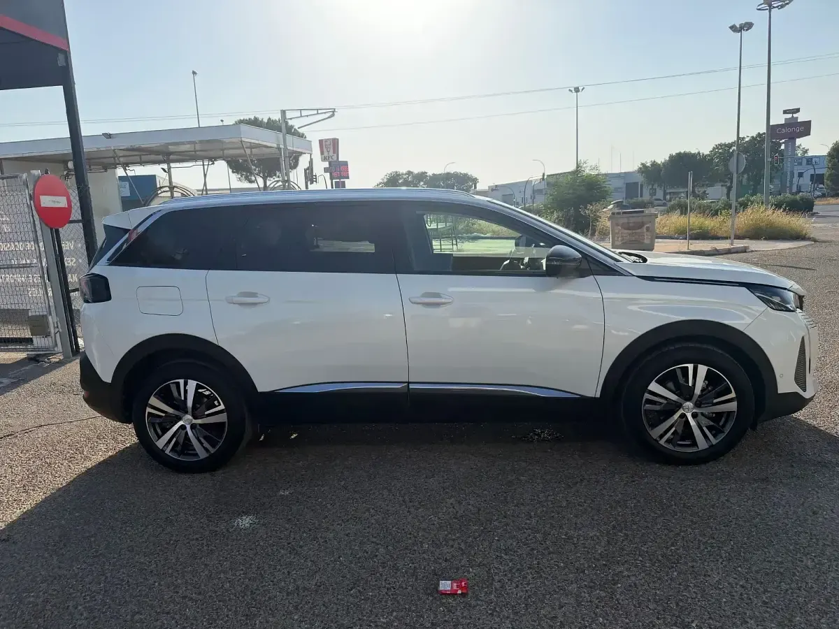 Usado Peugeot 5008 Allure 130 CV (95 kW) 2022 Blanco SUV