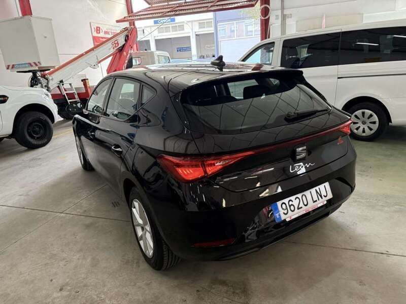 Usado Seat Leon Reference 116 CV (85 kW) 2021 Negro Utilitario