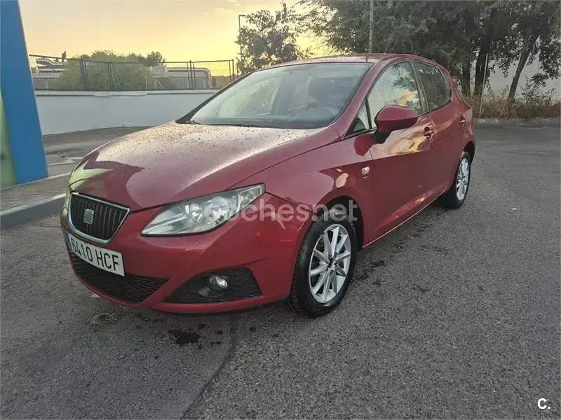 Usado Seat Ibiza Reference 90 CV (66 kW) 2011 Granate Berlina