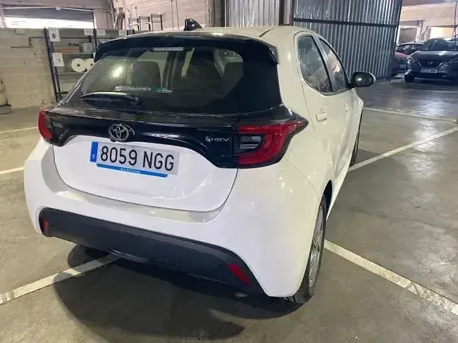 Usado Toyota Yaris Active 115 CV (84 kW) 2025 Blanco Utilitario
