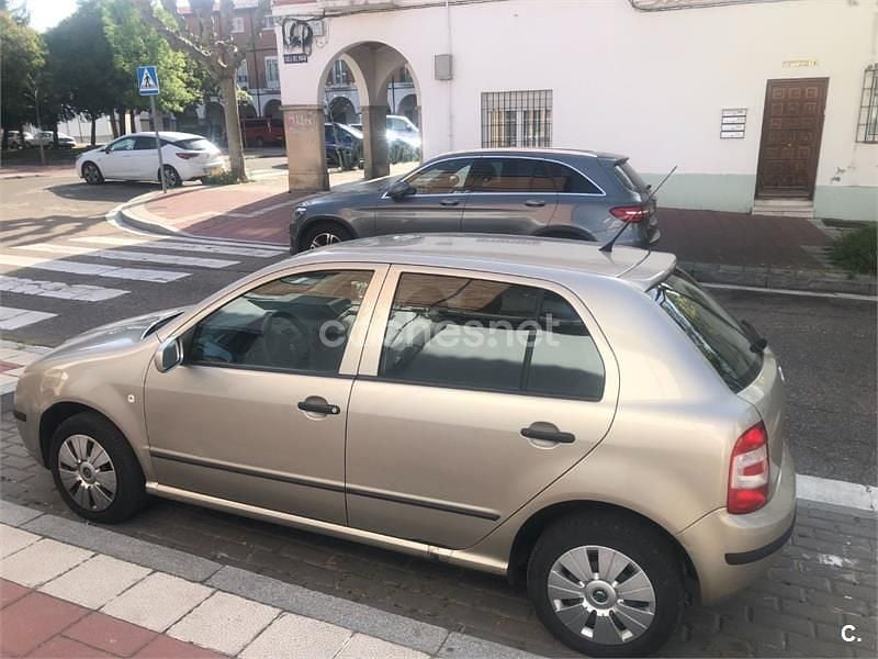 Usado Skoda Fabia 64 HP (47 kW) 2005 Bege Sedan