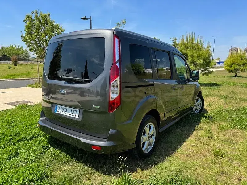 Usado Ford Tourneo Connect Titanium 100 CV (73 kW) 2017 Gris / plata Monovolumen