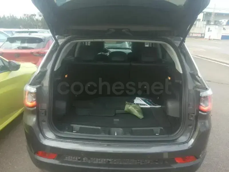 Usado Jeep Compass Limited 190 CV (139 kW) 2021 Gris / plata SUV
