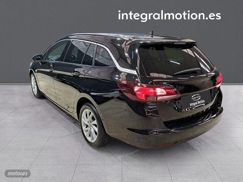 Usado Opel Astra 105 CV (77 kW) 2021 Negro Familiar