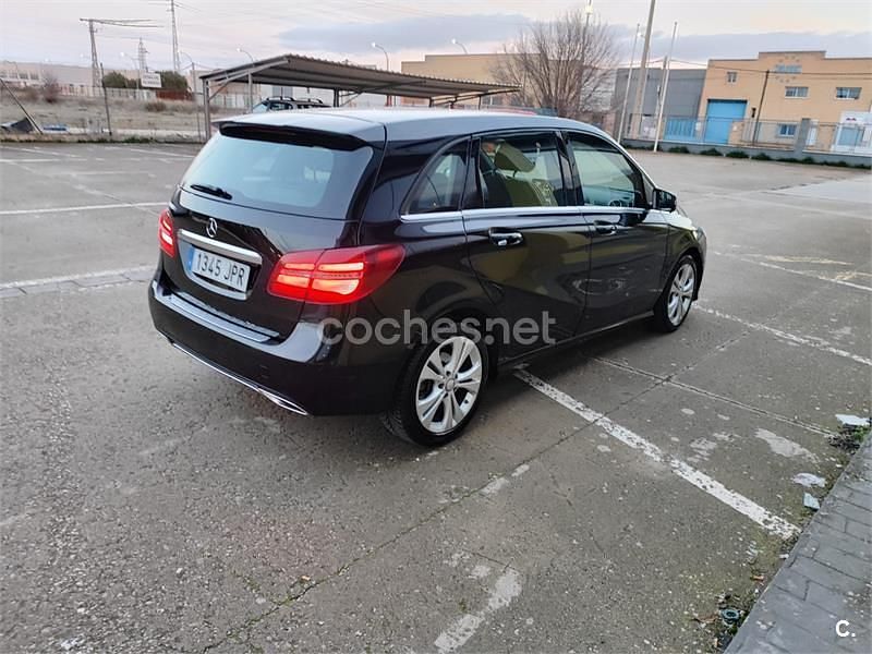 Usado Mercedes B180 AMG 109 CV (80 kW) 2016 Negro Utilitario