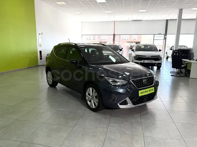 Usado Seat Arona Xperience 110 CV (80 kW) 2021 Gris / plata SUV