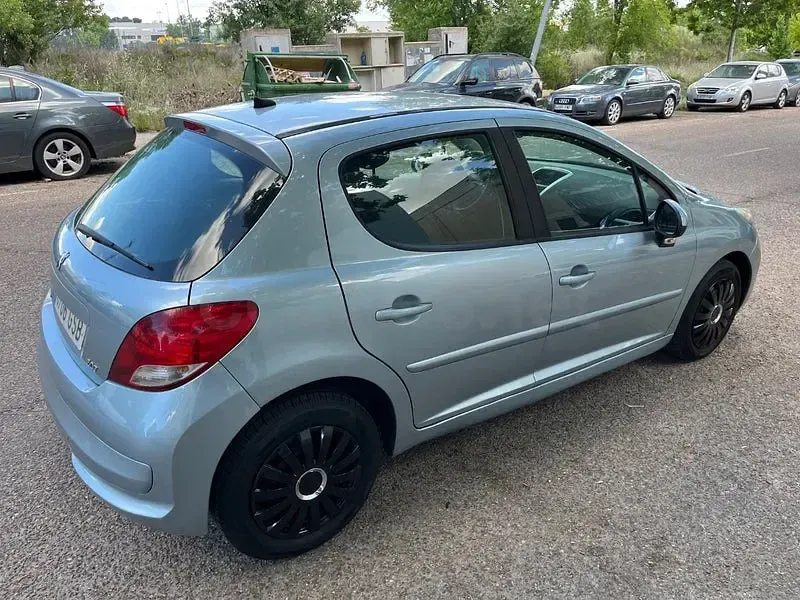 Usado Peugeot 207 75 CV (55 kW) 2010 Azul Berlina