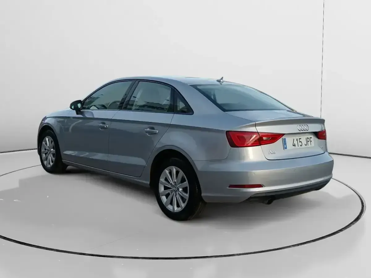 Usado Audi A3 Attraction 110 CV (80 kW) 2016 Gris Berlina