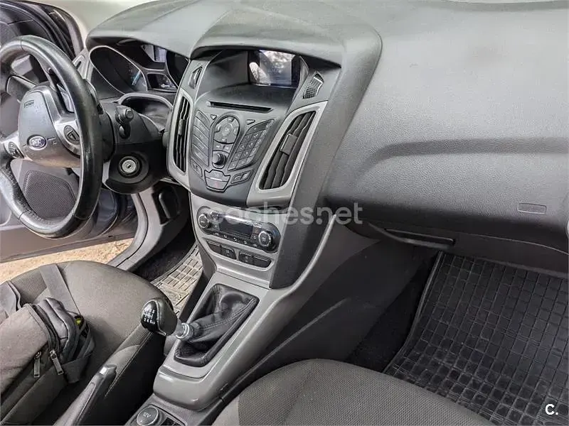 Usado Ford Focus Trend 115 CV (84 kW) 2013 Gris / plata Familiar