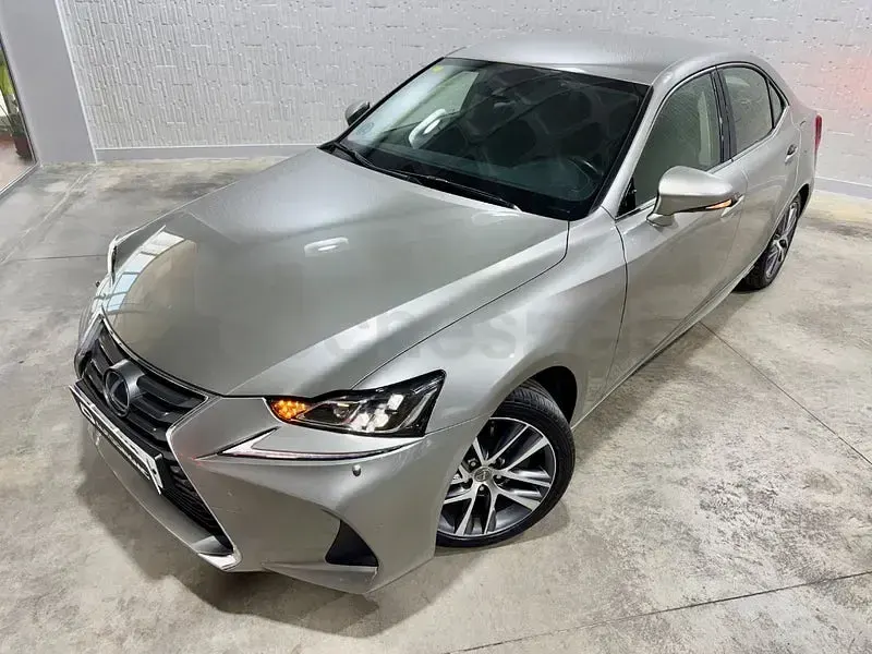 Usado Lexus IS300h Executive Line 223 CV (164 kW) 2018 Gris / plata Berlina
